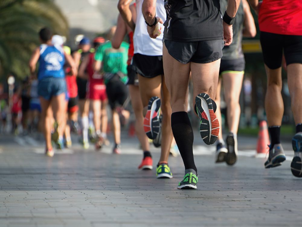 Atletas em movimento durante uma prova de corrida de rua, símbolo da superação presente nas maratonas do Brasil.